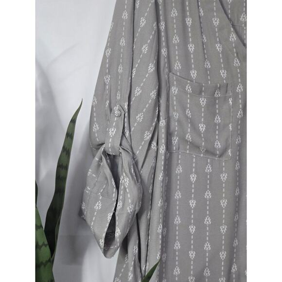 Torrid Harper Crepe Button-Up V-Neck Tribal Print 3/4 Sleeve Blouse 2 Grey - Picture 4 of 7
